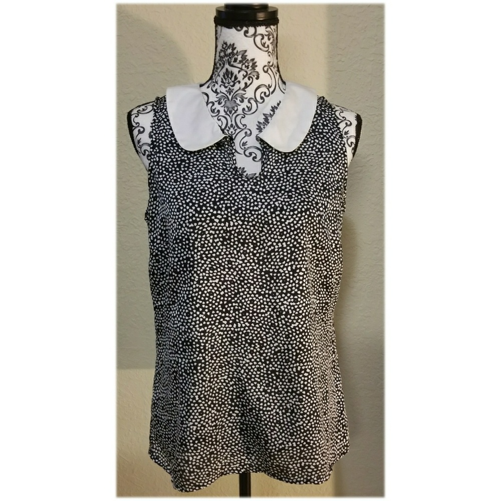 Blk & Wht Sleeveless Top W/White Collar